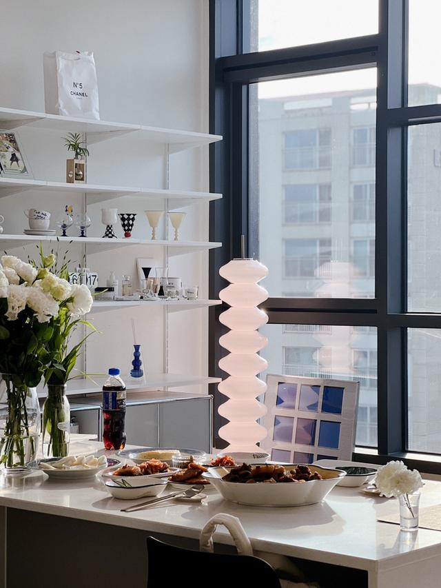 客厅不要沙发怎么设计，客厅不要沙发怎么设计好看（客厅抛弃了传统布局）