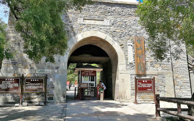 北京香山公园里面都有哪些寺庙，香山公园里面的寺庙（碧云寺金刚宝座塔）