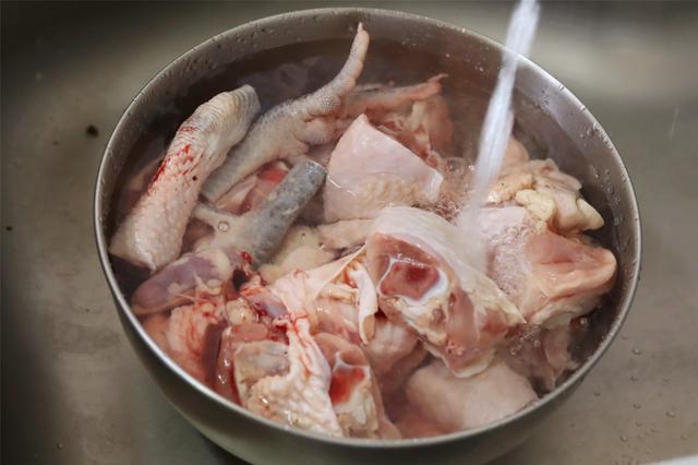 小鸡炖蘑菇用的什么蘑菇，小鸡炖蘑菇的蘑菇是哪一种（做东北菜小鸡炖蘑菇，用什么菇）