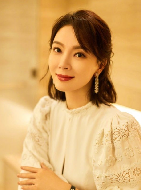 头发染白色怎么染，头发染白色怎么染好看（试试这3种颜色、5款发型更减龄）