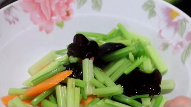 芹菜木耳做法大全家常窍门，芹菜和木耳搭配