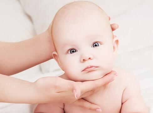 怎么判断宝宝斜颈图片，怎么判断宝宝是否斜颈（宝宝脑袋总是歪向一边）