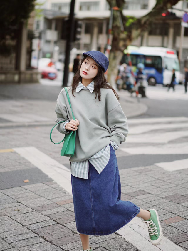 秋冬流行卫衣这么穿超时髦，冬天卫衣推荐（看这些套头基础款时髦又减龄）