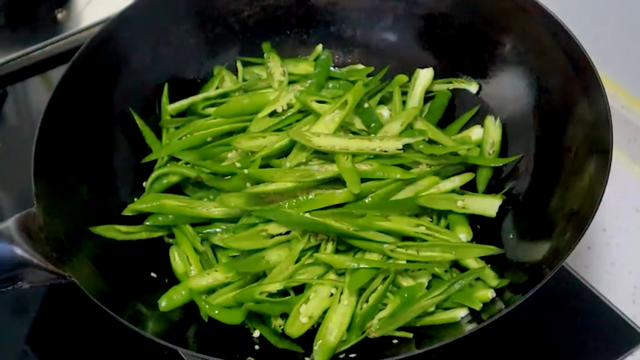 新鲜肉怎么炒好吃，炒菜的肉怎么炒好吃（生爆五花肉的家常做法）