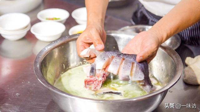 蒸鱼的做法.教你如何蒸鱼视频，蒸鱼的做法.教你如何蒸鱼（餐厅里的清蒸鱼为啥那么好吃）