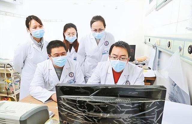 医生的收入有多少，医生的收入有多少钱（上海三甲医院医生工资流出）