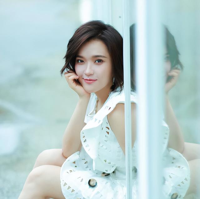 乌龙闯情关主题曲，抖音最火100首歌曲（歌红人不红的9位歌手）