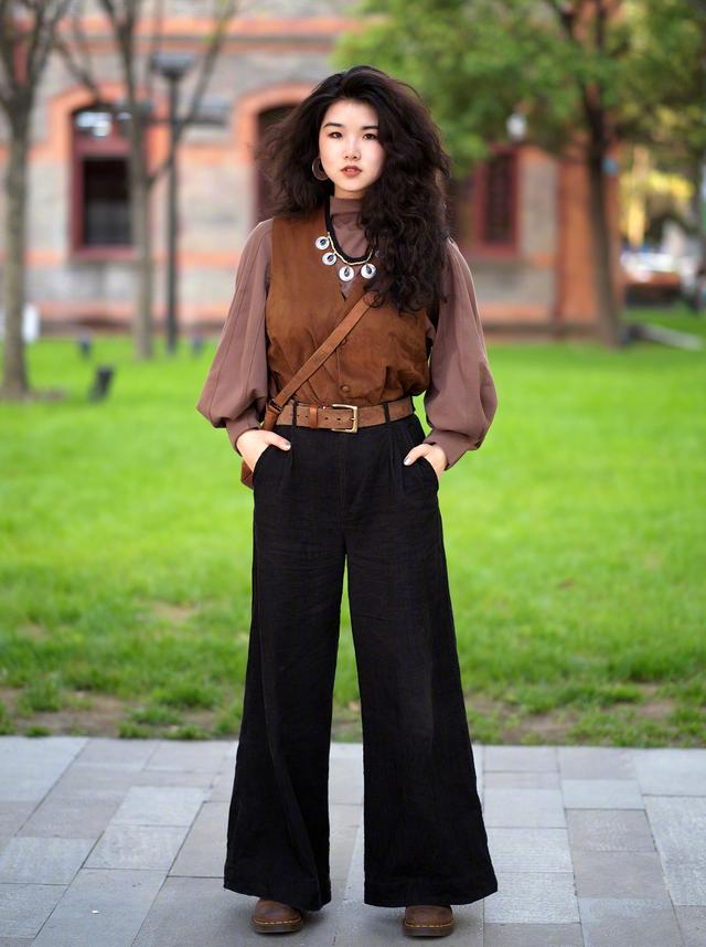 阔腿裤配什么鞋子好看，阔腿裤搭配什么鞋子好看（穿阔腿裤不要搭“高跟鞋”）