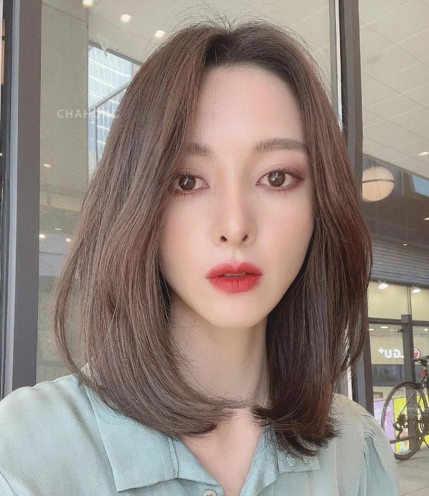 头发染白色怎么染，头发染白色怎么染好看（试试这3种颜色、5款发型更减龄）