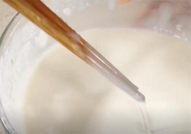 《面粉和糯米粉哪个热量高》，教你千层凉糕的做法（糯米粉跟面粉哪个热量高）