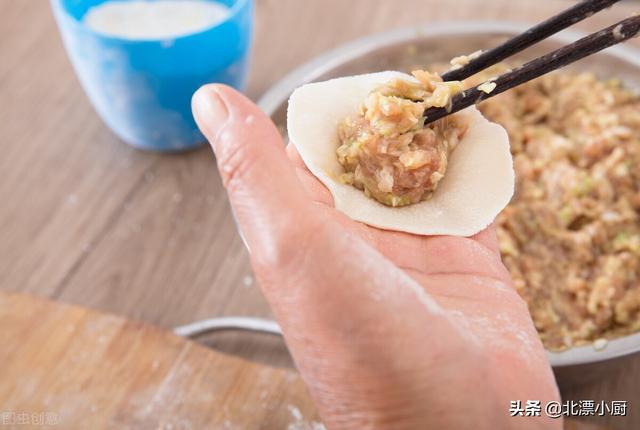肉馅怎么调好吃，肉馅怎样做才能更好吃（牢记“万能”口诀）