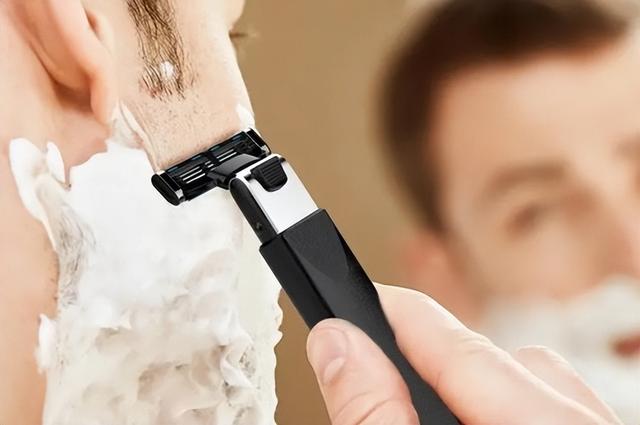 手动刮胡刀怎么用，如何使用刀片式剃须刀（电动剃须刀和手动剃须刀谁更适合真男人）
