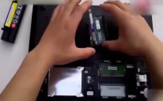 电脑内存条怎么插，笔记本电脑内存条怎么插（联想笔记本内存条安装在哪个位置）