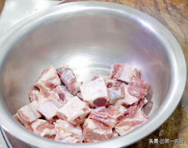 炖排骨汤的做法，清炖排骨汤的做法（放料越多越难吃）
