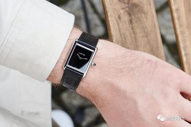 卡地亚tank什么档次，卡地亚tank大小尺寸（卡地亚最有品味的入门款Tank）