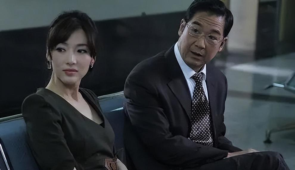 陈建斌饰演的中年大叔"马国梁"身边突然出现这么一位青春**的"霍瑶瑶"