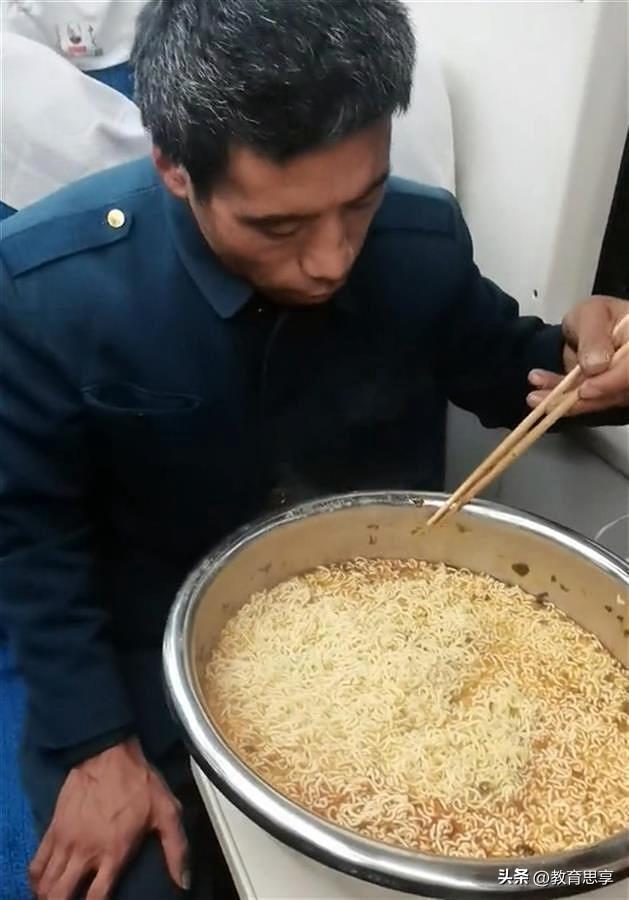 用盆吃10袋泡面，用盆吃10袋泡面男子回应月薪2万邀约（在火车上用脸盆吃10袋泡面）