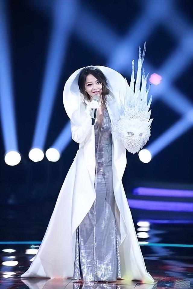 虹之间歌词，虹之间歌词深层次含义（哪句歌词曾唱到你的心坎里去）