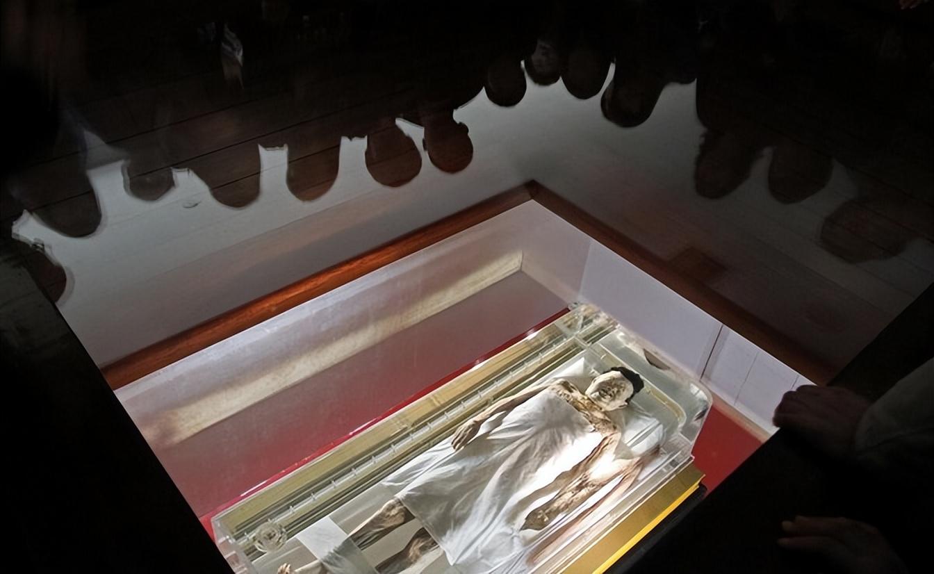 遗体为何至今栩栩如生面色红润，毛主席遗体为何至今仍栩栩如生