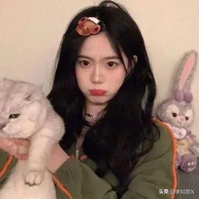 抱猫的女生头像，乔：可爱抱猫女头 人刚认识的时候总是拘谨中带着温柔微信（有趣可爱的情侣头像啊）