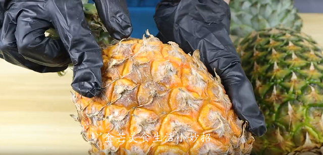 凤梨怎么选择比较甜，凤梨怎么选甜的（老果农的方法真好用）