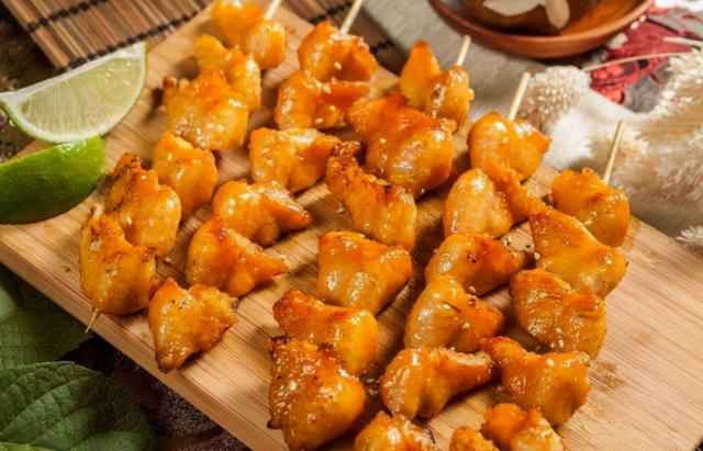 鸡胸肉有激素吗，鸡胸肉是否含有大量激素（鸡肉含有大量激素）