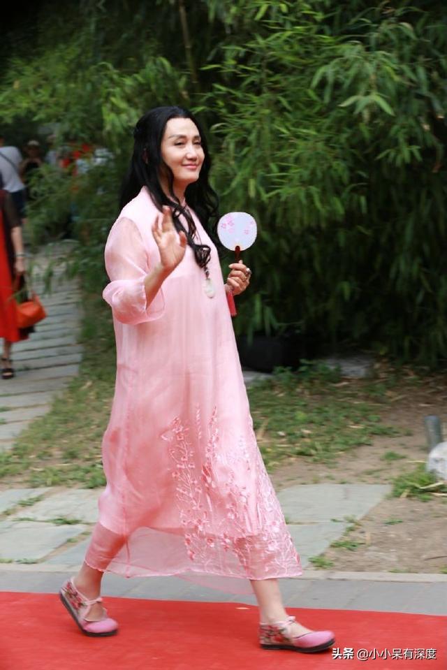 尤三姐扮演者，尤三姐扮演者 新版（但依旧可以看出当年惜春的影子）