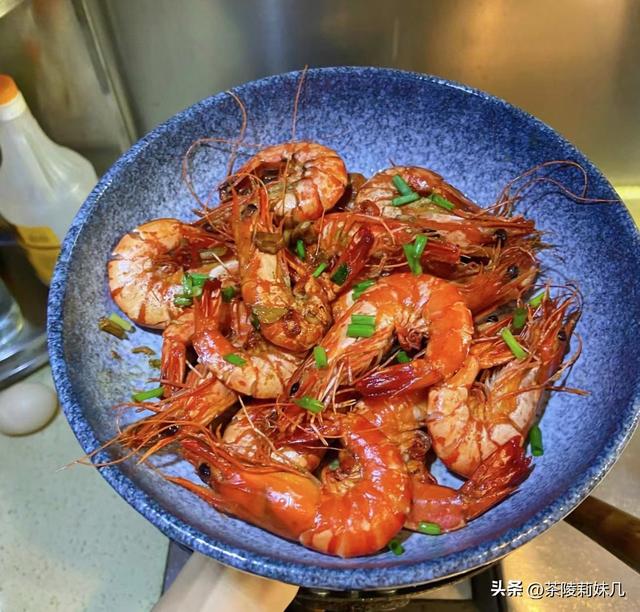油焖大虾要怎么做，油焖大虾怎么做的（鲜香入味又酥脆）