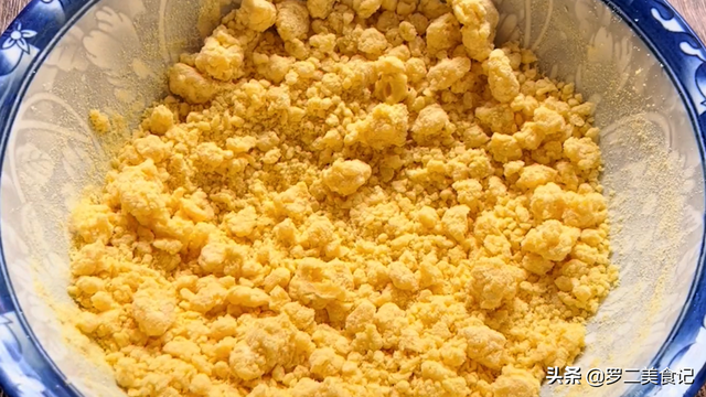 烫面饼怎么做又软又香，烫面饼怎么做又软又香窍门（出锅暄软多层）