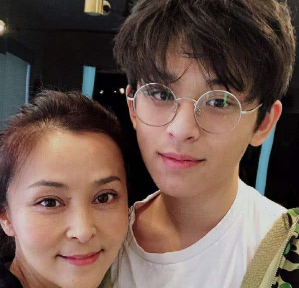 何音：为了儿子跟黄志忠离婚，为了儿子又嫁小丈夫