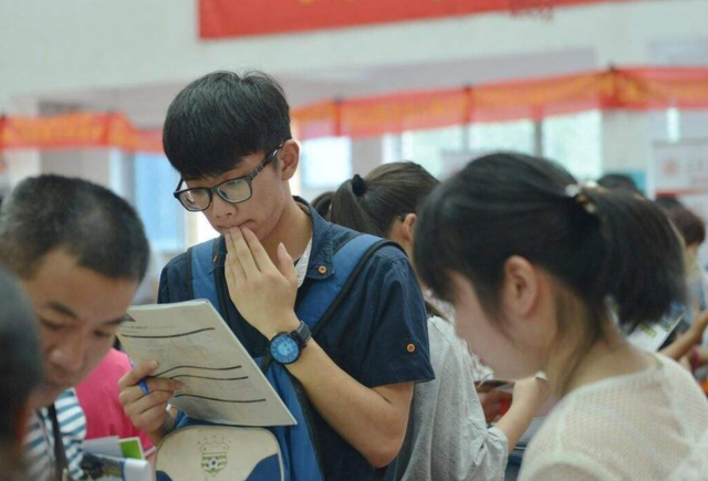 专科学校学费一般多少钱，2020晋中师范高等专科学校学费多少钱一年-收费标准（民办二本和公立大专的区别）