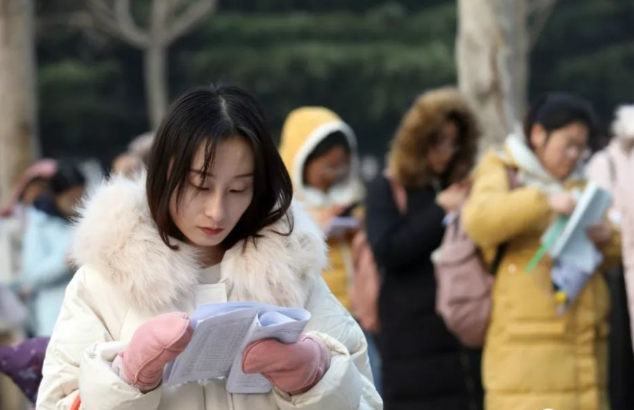 给母校的毕业赠言短句，给母校的毕业赠言有哪些（二三本学生毕业后可以选择哪些道路）