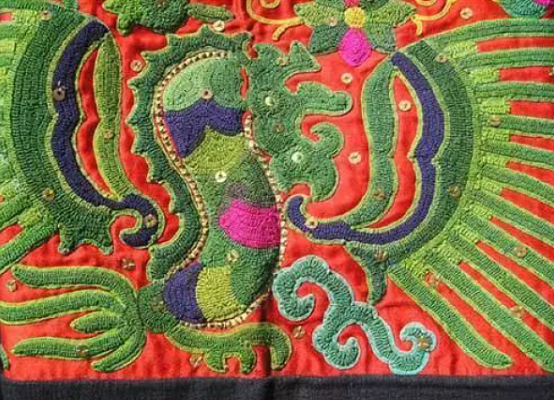 苗族的服饰特点，苗族服饰介绍简短（贵州雷山苗族服饰刺绣）