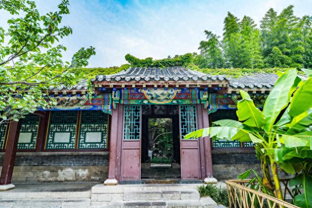 济南这座隐藏在闹市中的“园中园”，清幽古朴，你去过吗？