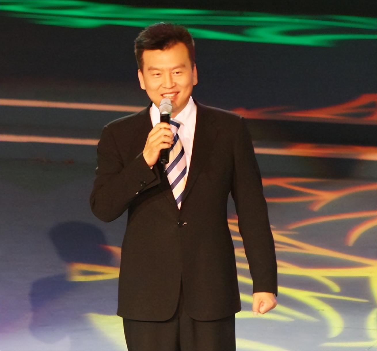 央视主播张泽群:曾12次上春晚,直言从未跪过董卿,55岁才当父亲