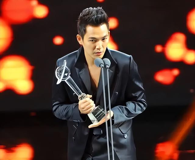 宋茜到底有没有对赵丽颖撇嘴，杨紫含泪、宋茜撇嘴、王一博领奖“六缺五”