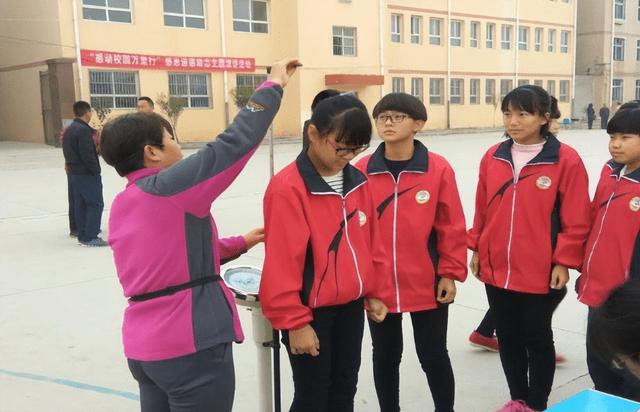 中国女生标准身高是多高，女人标准身高是多高（初一男生150cm以下算偏矮）
