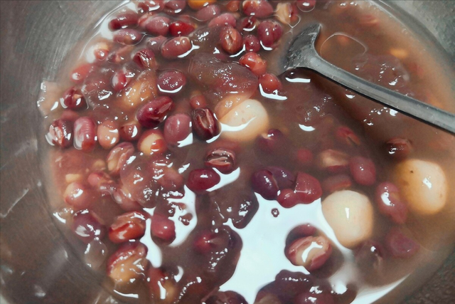红豆没泡煮多久才会熟，红豆不泡煮多久才会熟（10分钟软烂开花）