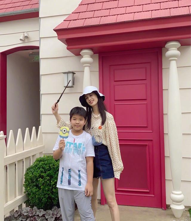 黄圣依第一任丈夫，黄圣依的老公是谁（周星驰捧红后嫁二婚杨子）