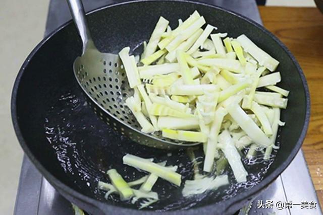 新鲜竹笋的做法，炒新鲜竹笋的家常做法（牢记：1不忘2不放3不吃）