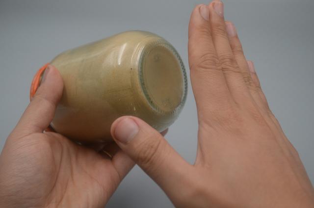 罐头瓶盖打不开小妙招，打不开罐头瓶盖怎么办（原来罐头瓶上有个小机关）