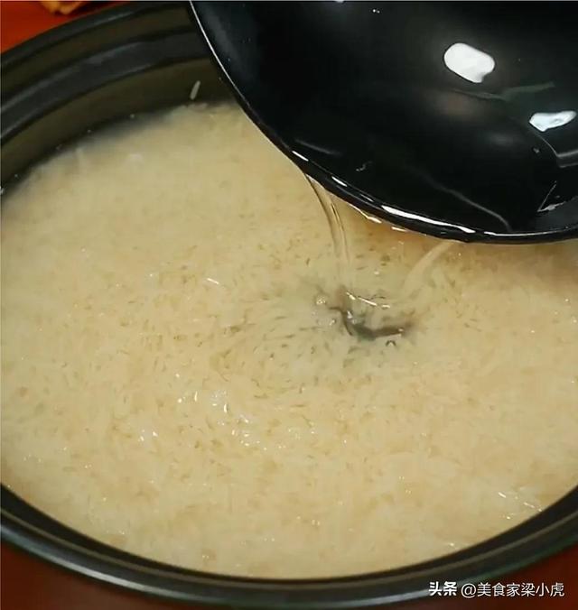 煲仔饭的做法，正宗砂锅煲仔饭的做法（广东人都爱吃的煲仔饭）