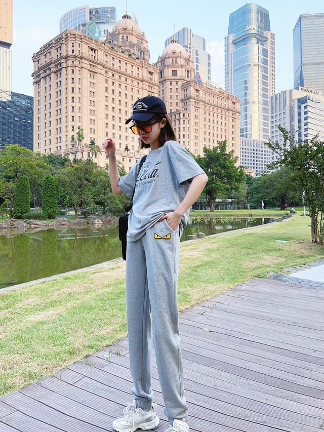 fendi小怪兽款衣服，22FW植绒小怪兽长裤坯布水洗手感看似简单的款式