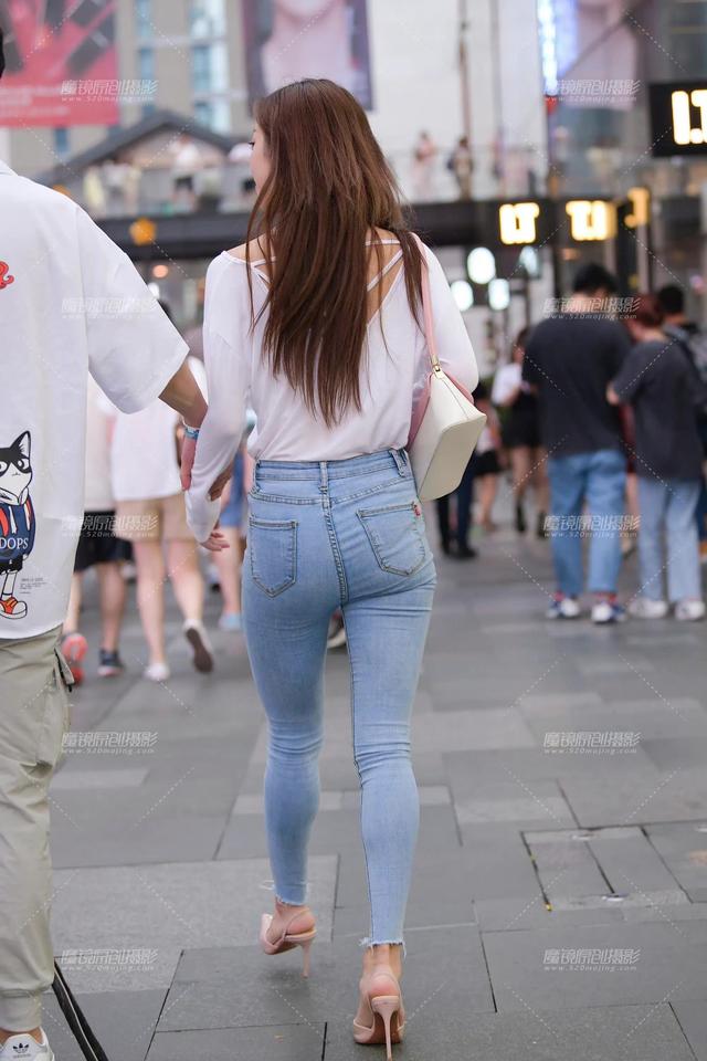 蓝色牛仔裤配什么颜色上衣好看男图片(街拍蓝色牛仔裤搭配白色休闲