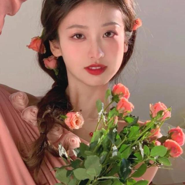 头像女背影或侧面 唯美，温柔意境侧面背影女头   除了浪漫和温柔 还想陷在夏日的晚风里微信（粉红女头/吹晚风、在等你、在等夏天、在等和你一起过夏天）