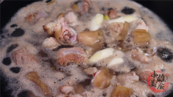 红烧猪爪怎么烧呢步骤是，红烧猪爪要烧多久（手把手教你红烧猪蹄）