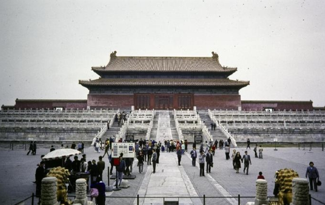 故宫建于哪个朝代，毛主席曾3次参观故宫城墙（故宫是哪个朝代建的）