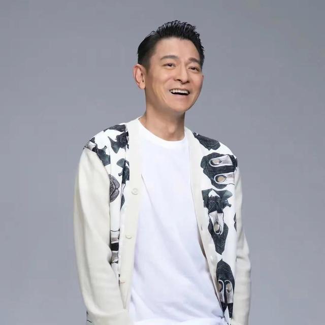 国内十大国宝级男星，盘点国内十大男明星名气排行榜