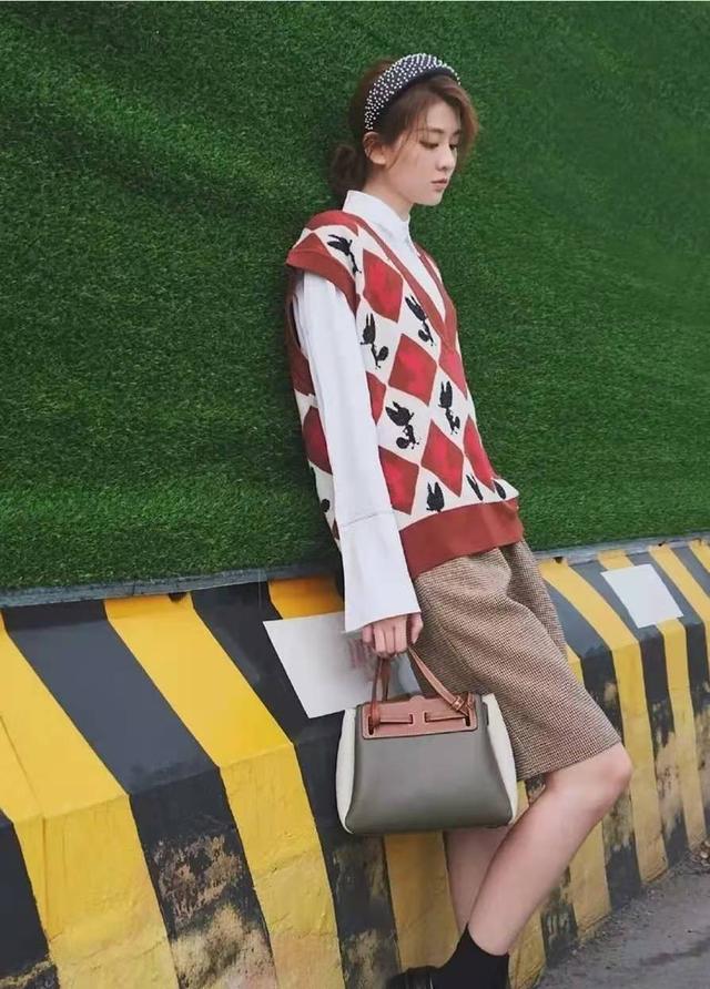 皮衣搭配什么裤子，皮衣有哪些搭配技巧（“乔欣”不愧是时尚达人）