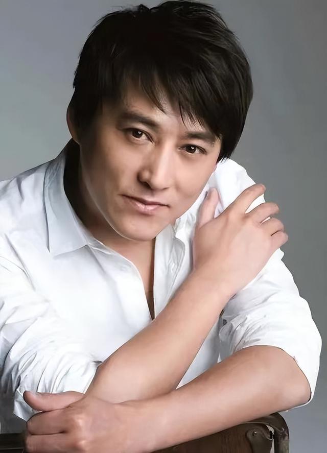 演员刘小锋：娶小16岁娇妻，婚后胖若两人，今51岁胖到观众认不出